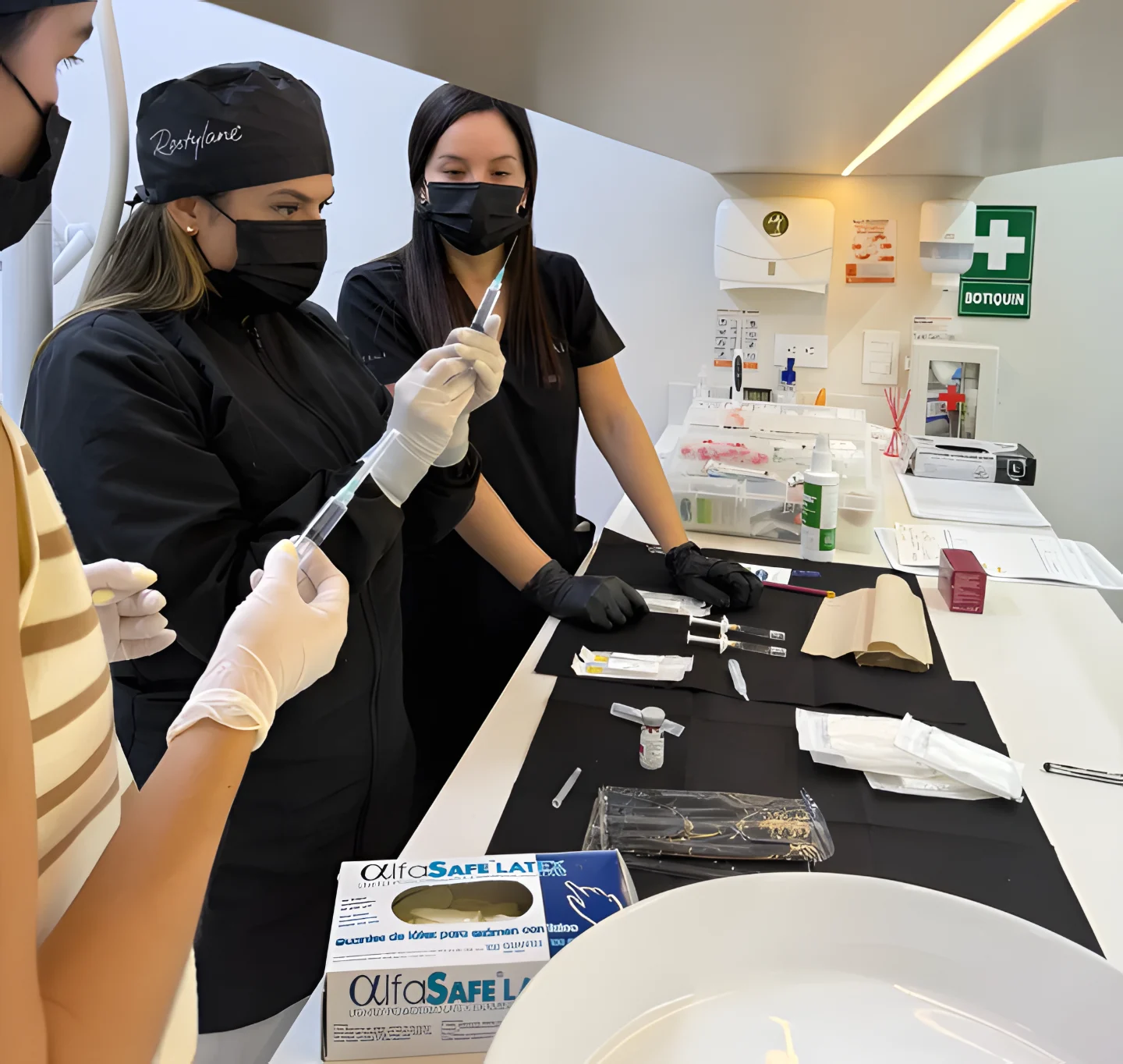 El equipo de la Dra. Natalia Gómez preparando un procedimiento de armonización facial con material estéril