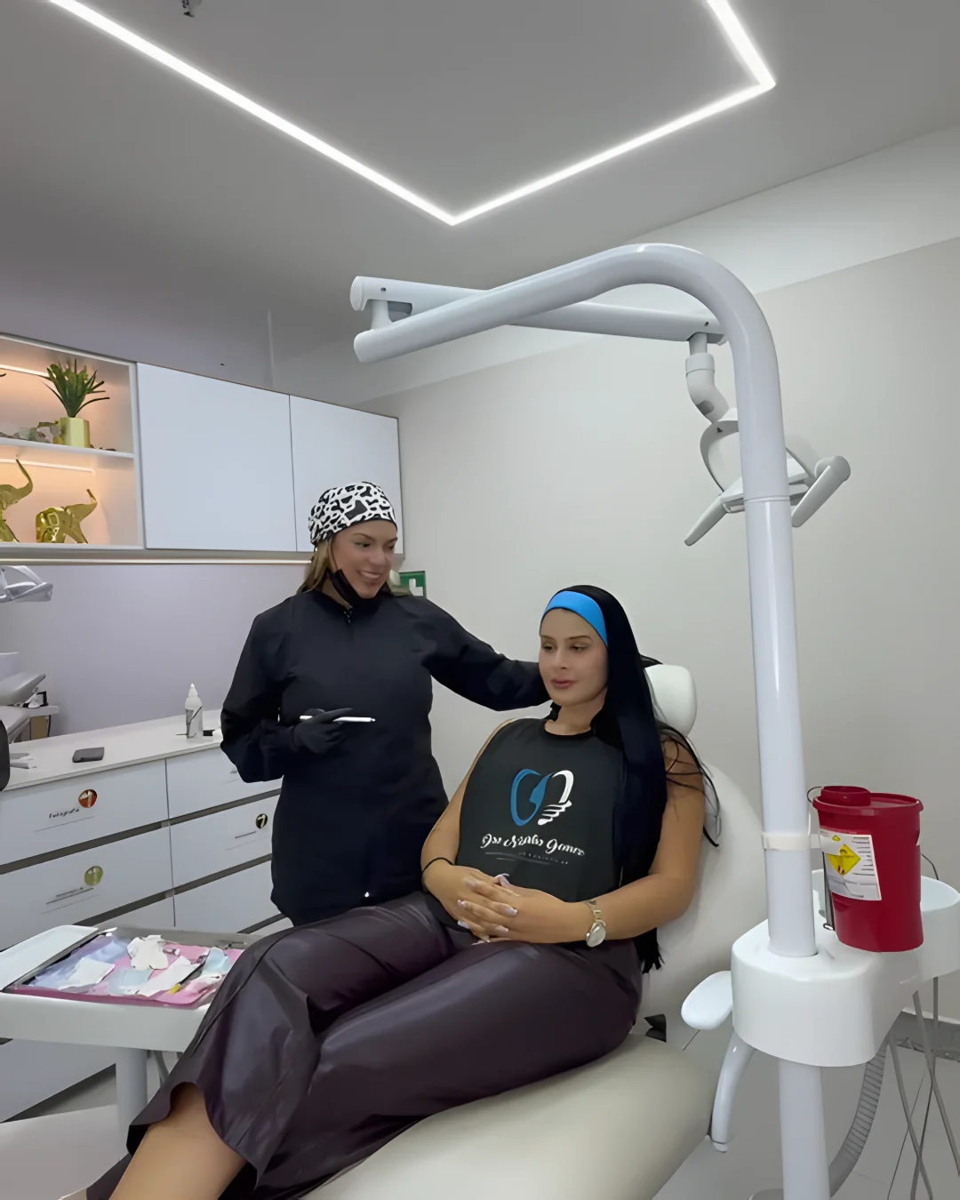 La Dra. Natalia conversa con su paciente antes del procedimiento