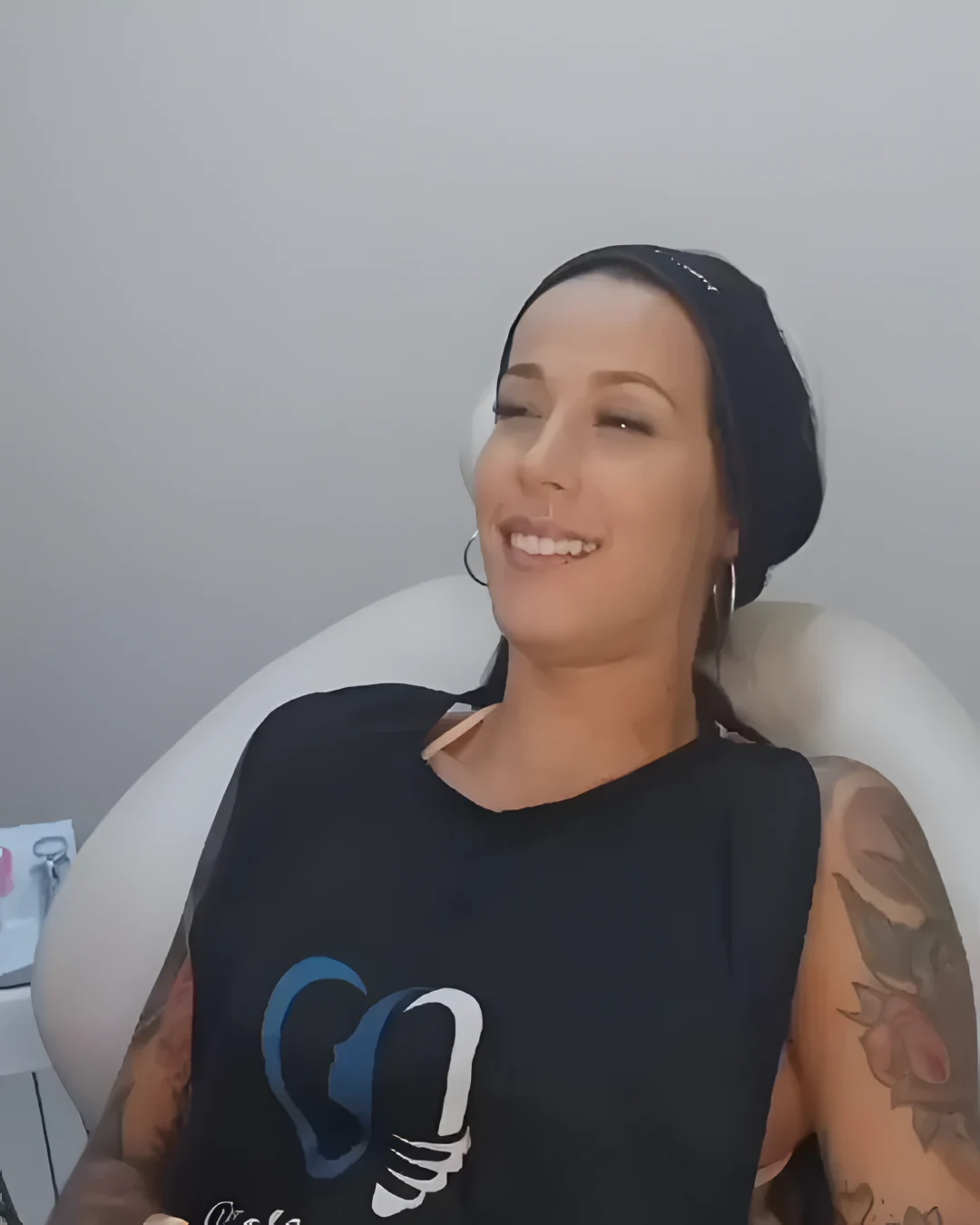 Paciente sonriendo al ver su resultado en el espejo